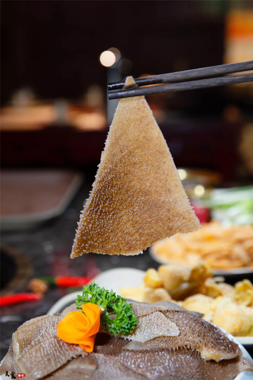 毛肚在锅中烫至微卷放进嘴里