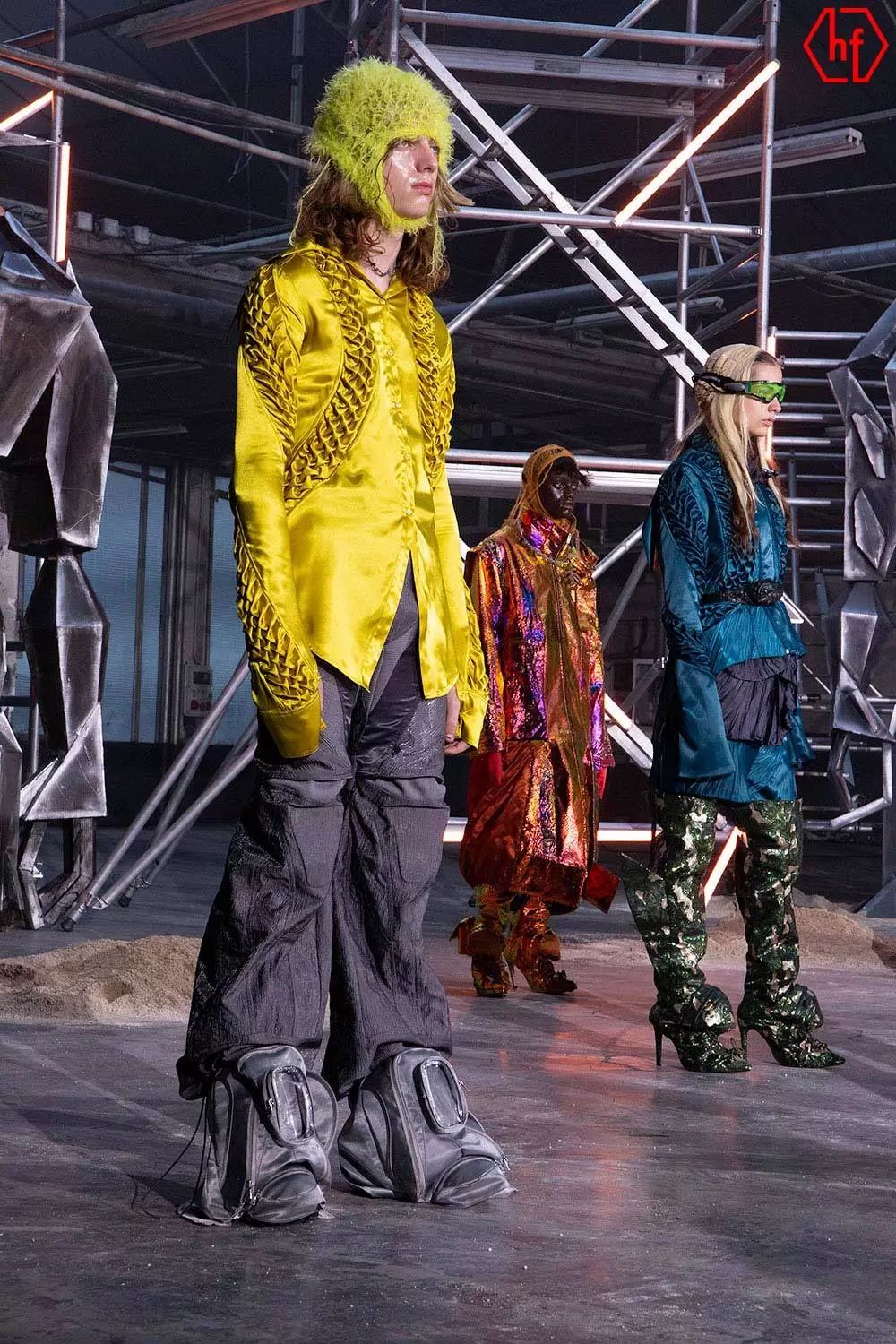 圣马丁设计师用杜邦纸,锡箔打造末日降落的科幻时装风!