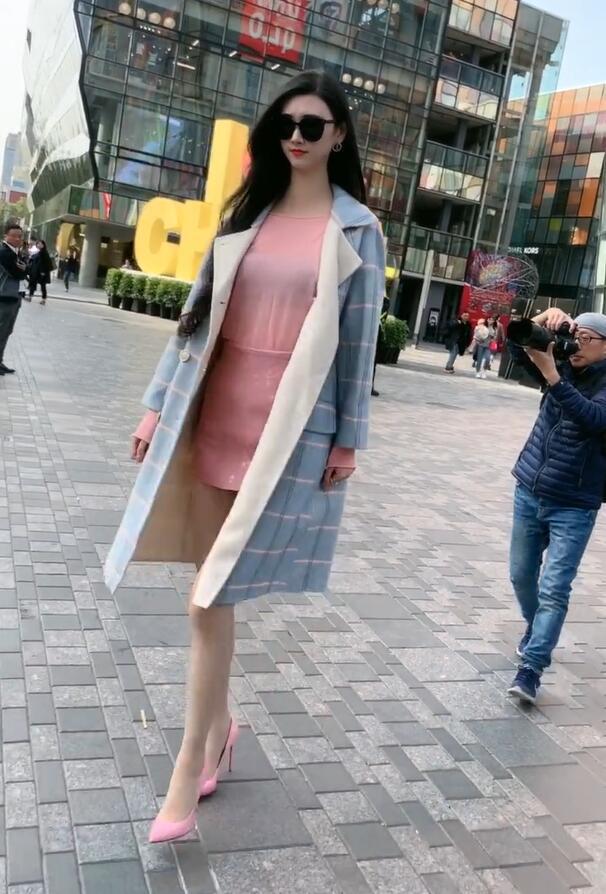 喜欢这样身高近两米的网红女神吗?欢迎留言评论,谢谢你的浏览!