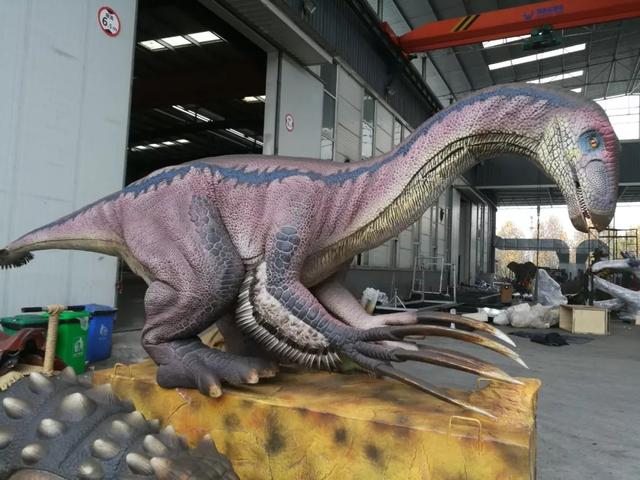 我的工作是拿着60厘米的长刀,一刀刀刻在"恐龙"身上