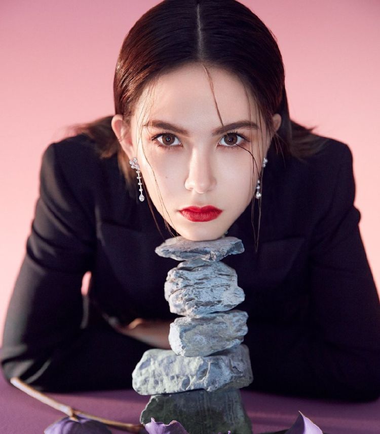 天王嫂昆凌写真照,穿黑色西装配精致妆容显优雅高贵气质,让人心动不已