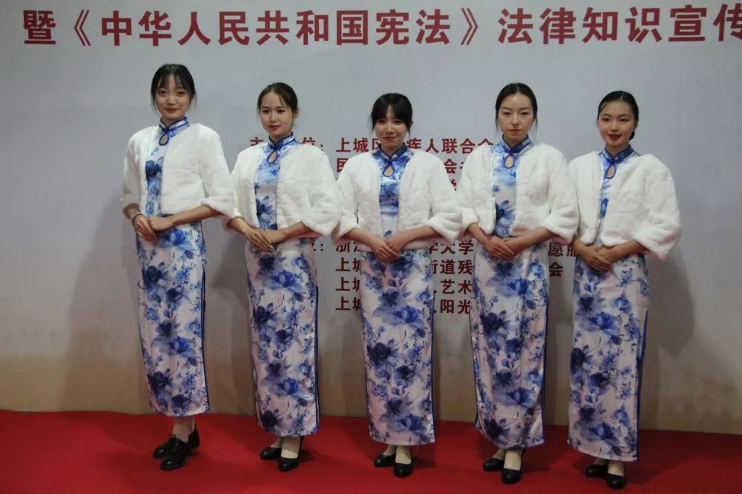 美丽的礼仪队小姐姐们主持人与礼仪队合照工作人员与艺术团吕老师合照