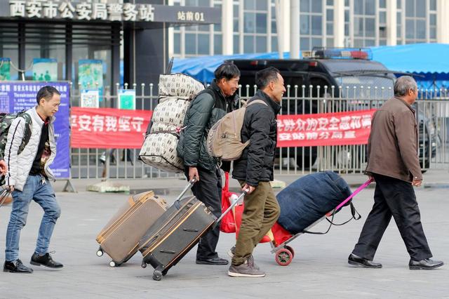 返乡潮提前到来农民工扎堆回家过年有钱不挣了吗