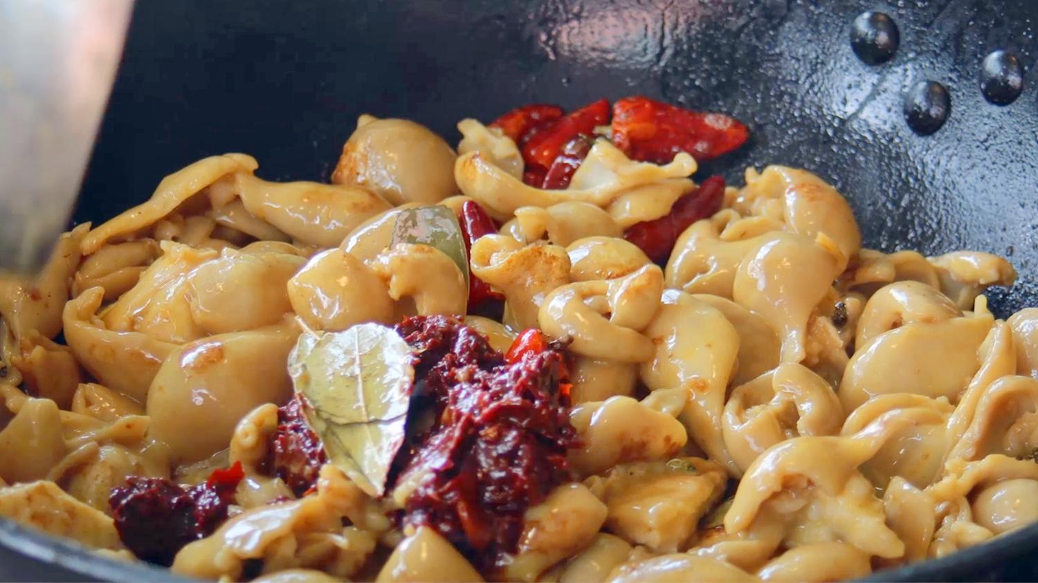 原创大厨教你红烧肥肠的川味做法,鲜美入味越嚼越香,看得流口水了