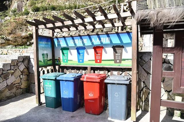 外婆坑分类垃圾箱成为一道新风景