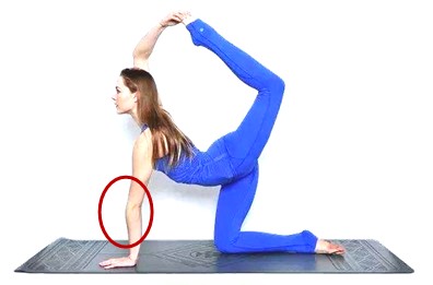 但是如果练瑜伽时把重量放在手臂上,手肘还超伸,问题就出现了