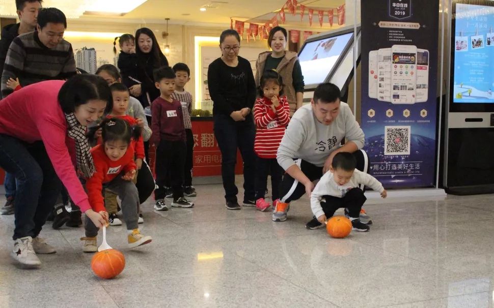 好玩的比赛完成了一场完美的南瓜赛跑大家在励步英语老师带领下趣味