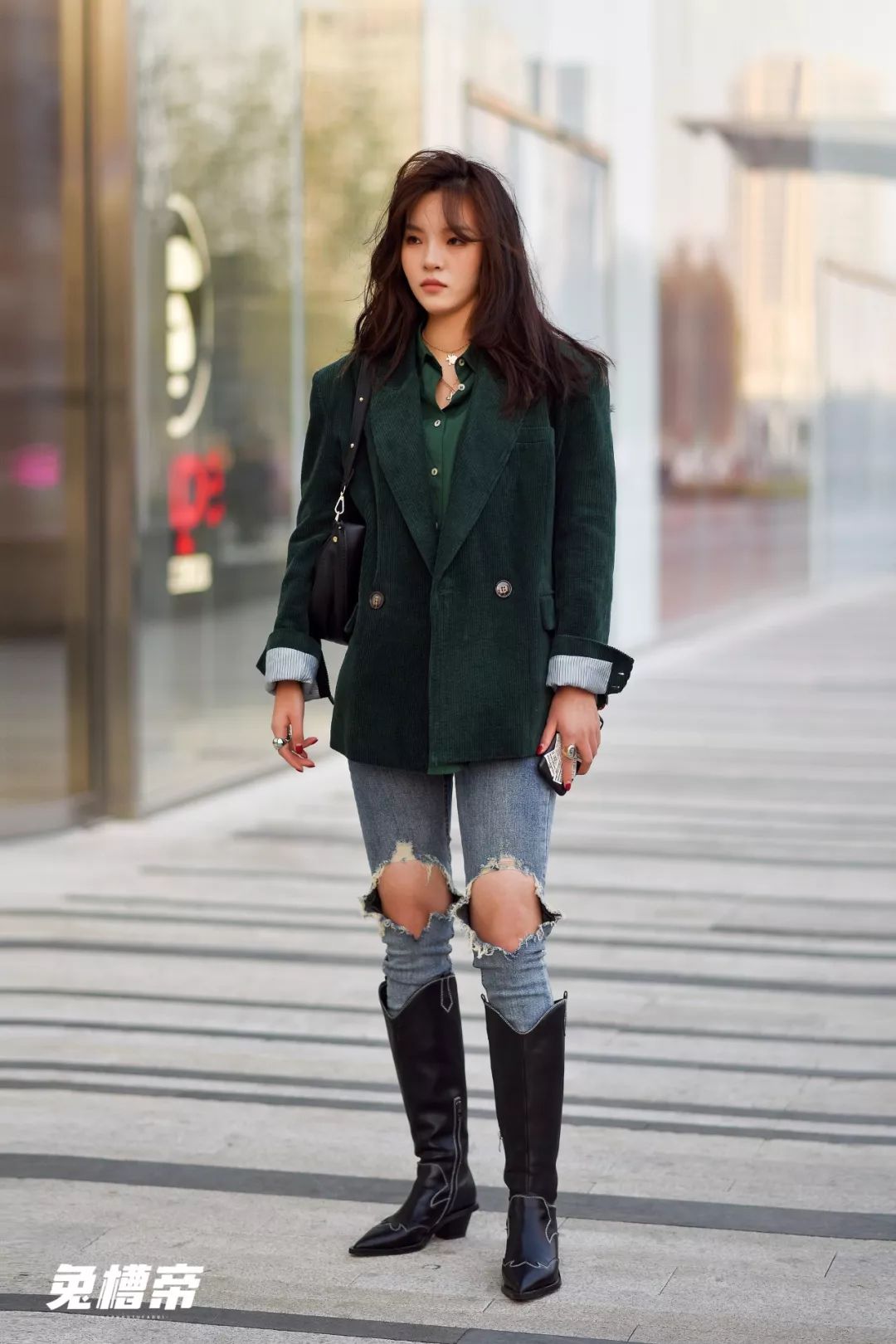 脚上的不规则骑士靴也很有特点