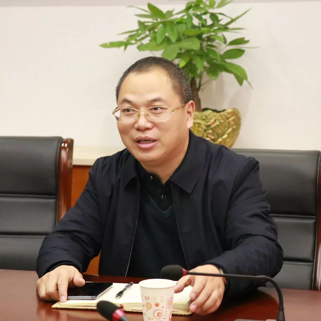 党委书记崔泽文介绍学校德育工作座谈会上,校长向雄海介绍学校发展