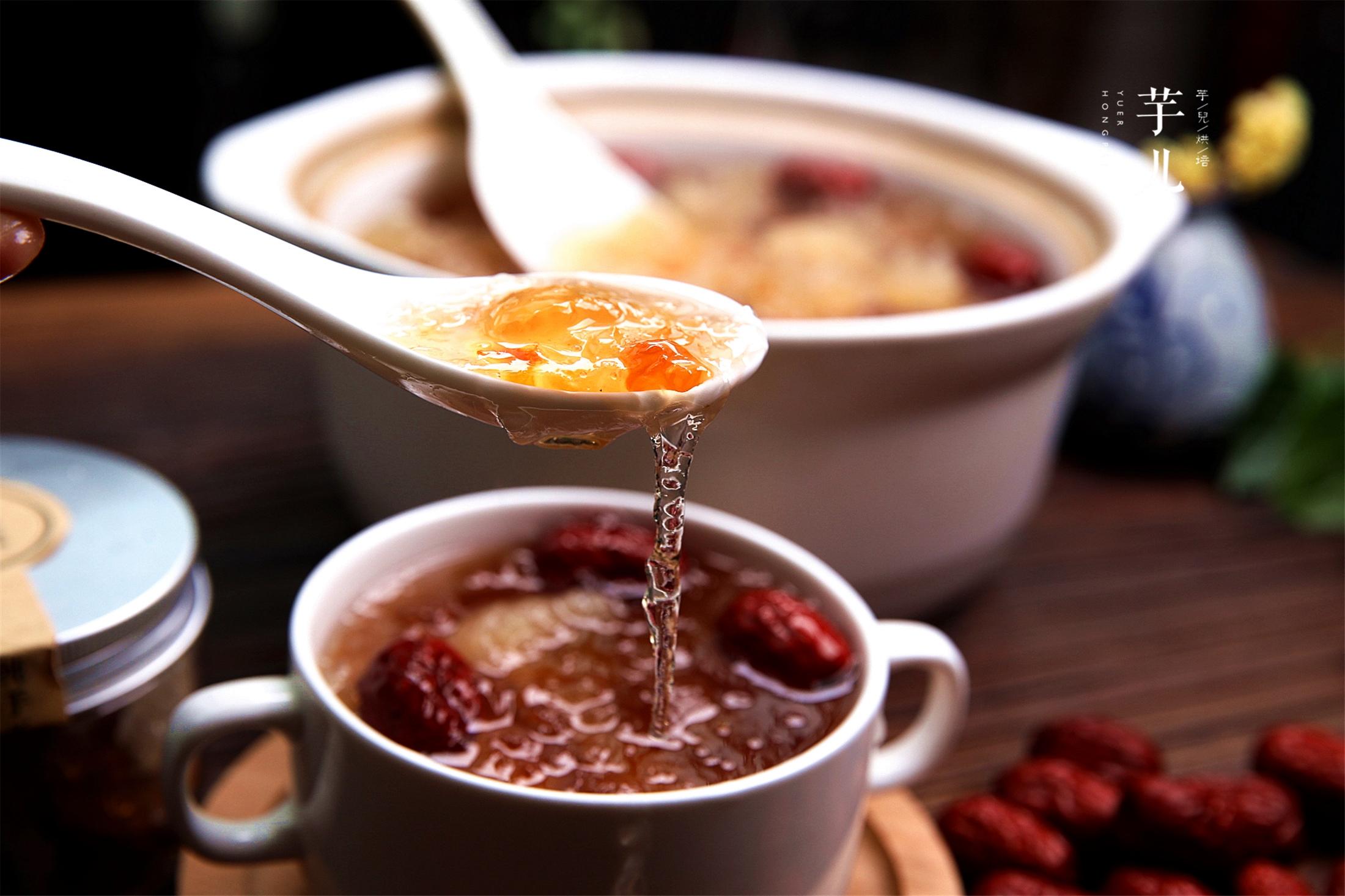 原创女人冬季多喝桃胶银耳汤,清甜暖胃滋补养颜,每天一碗,素颜也美