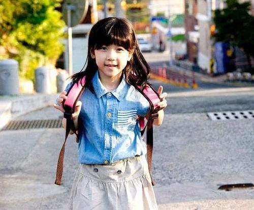 小时候她便有着一张标志的瓜子脸,还有着圆溜溜的大眼睛,颜值在同龄的