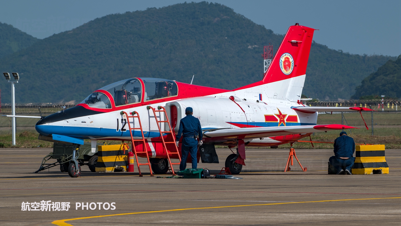 空军红鹰飞行表演队，一支装备教-8飞机的专业队伍，技术水平不错_中国空军