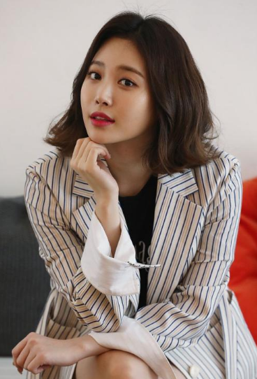 金亚荣也太水灵了当看到她的这双炼乳大长腿简直太羡慕了