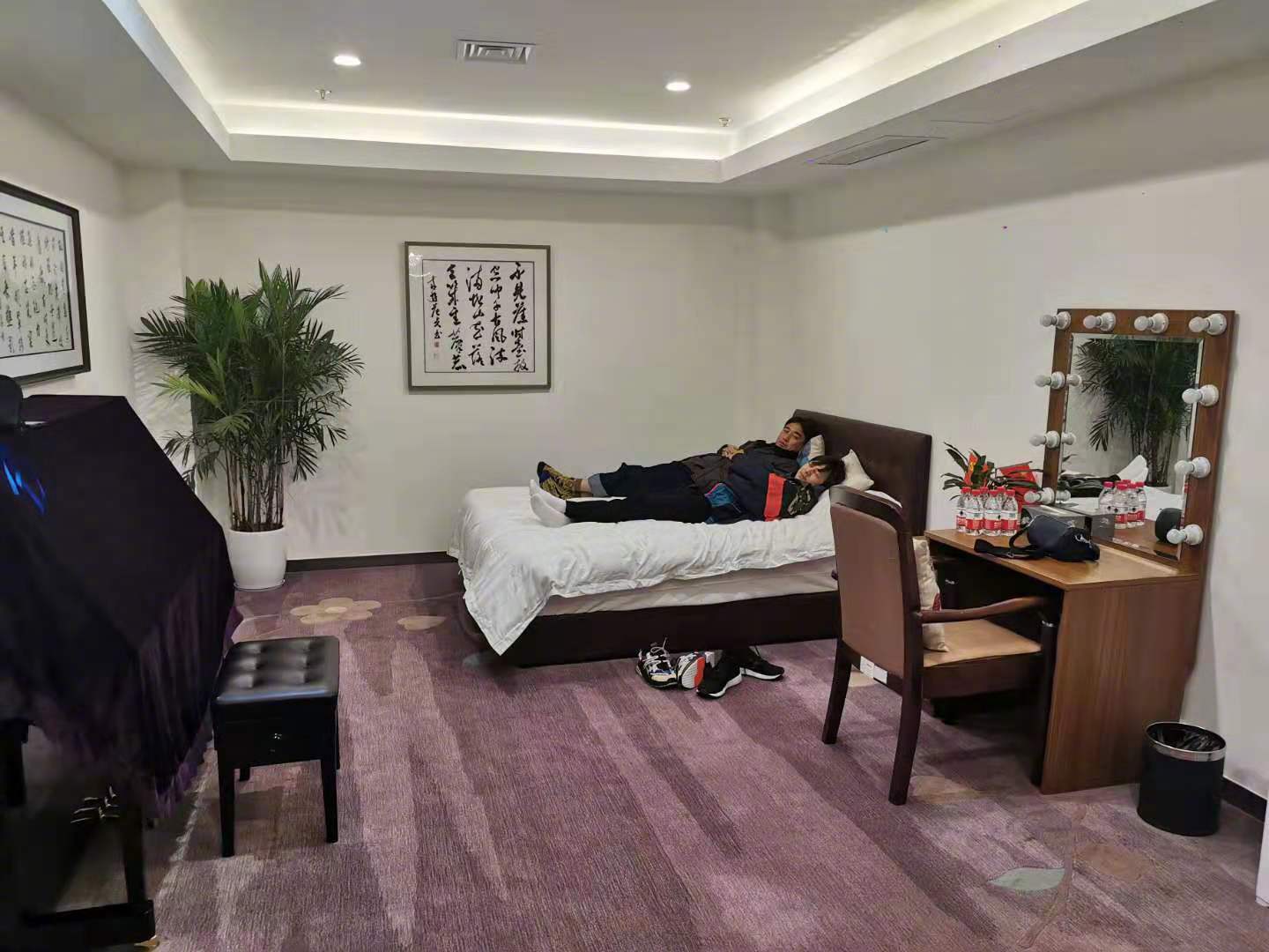 原创何炅公开休息室内景他和黄磊躺床上氛围很温馨