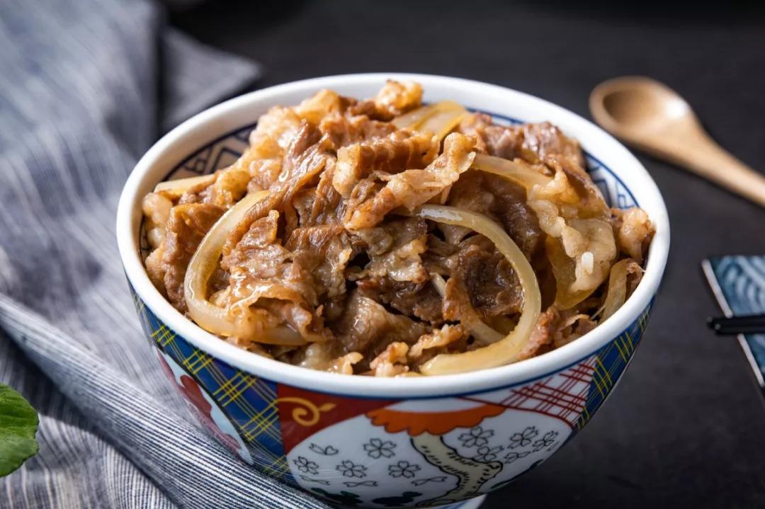 嘟立姆大碗丼丨一碗好吃到舔勺子的牛肉丼,进店还送风靡日本的太阳能