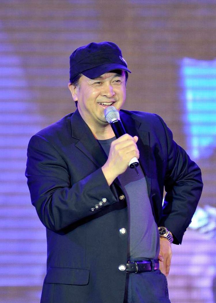 黄宏近况曝光穿衣朴素头发花白显老与网友合影露出招牌微笑