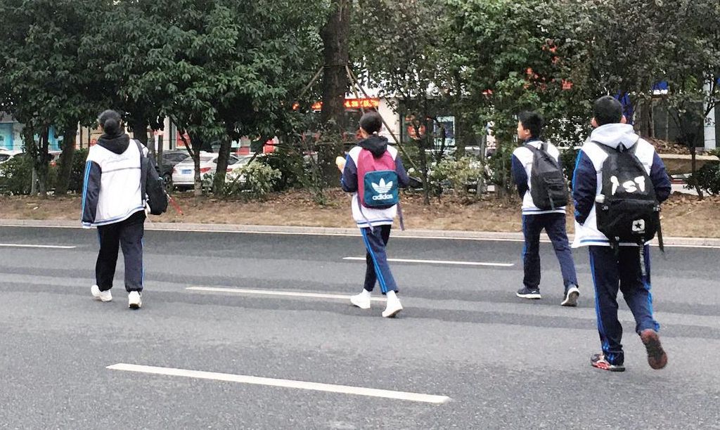宁德天湖东路附近有学生横穿马路!