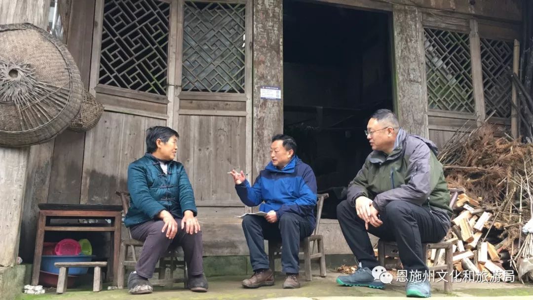 州文化和旅游局党组书记王坤德到利川市双庙村开展精准扶贫工作