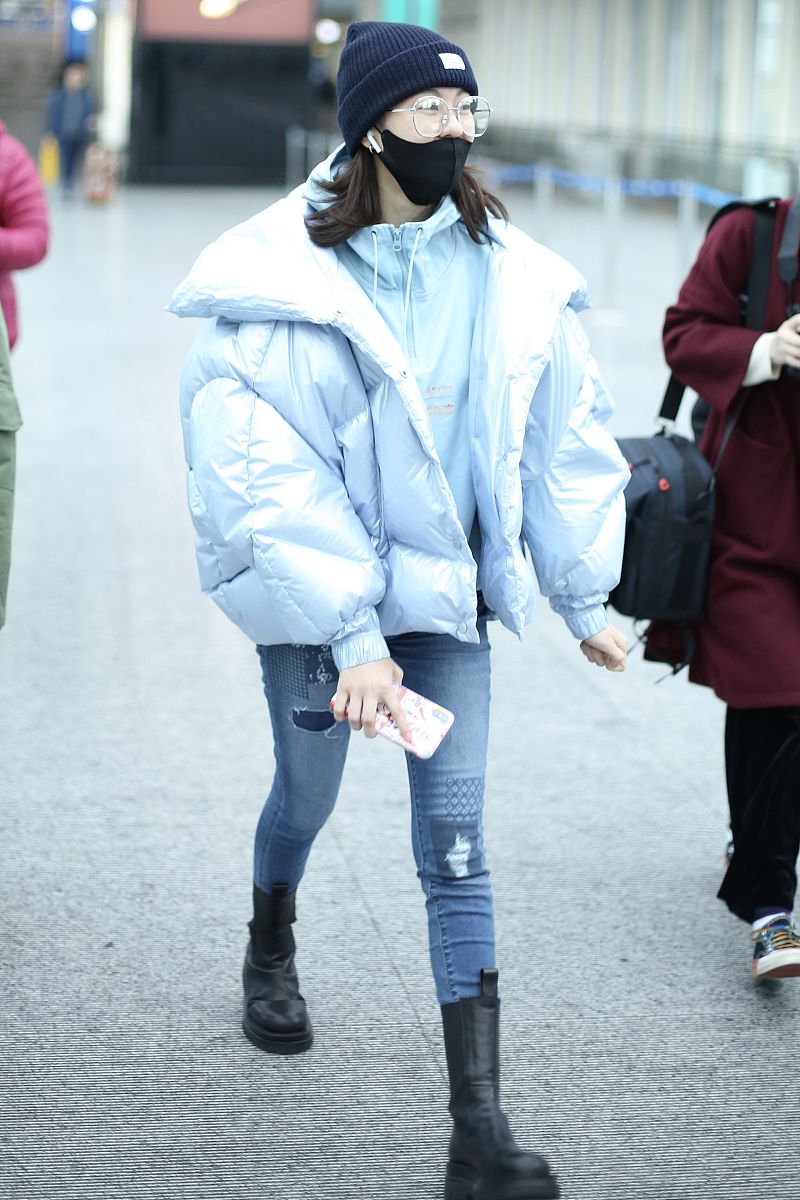 郁可唯穿紧身裤秀美腿上宽下窄超吸睛体态轻盈不似36岁