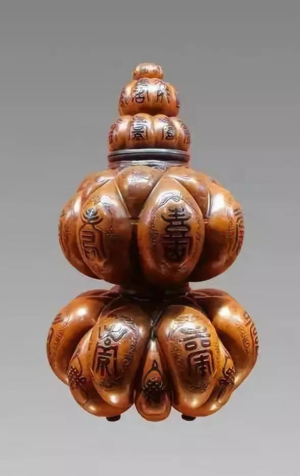 老葫芦的外壁和胎里子浑然一体,无法分辨,做旧的葫芦里子则都是用普洱