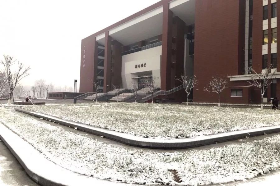 sdfd雪渐渐下的大了,从潮白讲堂向下看去,整个北城变成了银色,在鹅毛