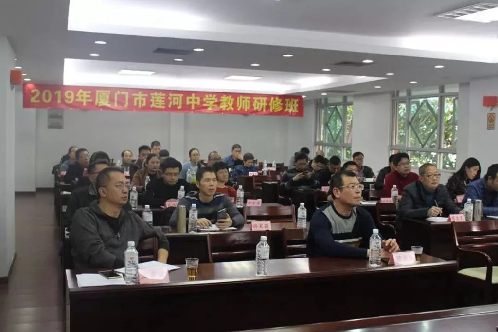 加大教师培训力度莲河中学每天统计学生到校信息,实行缺勤跟踪,同时