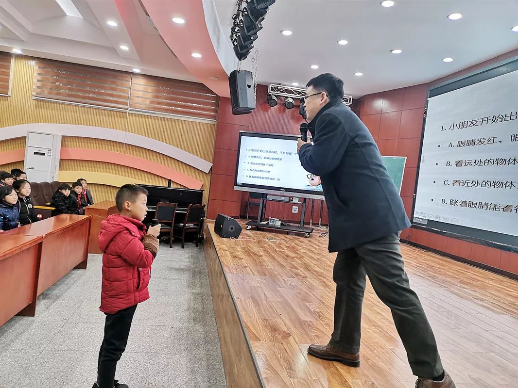 针对青少年近视发病率较高的特点,兰长骏教授结合生动有趣的生活故事