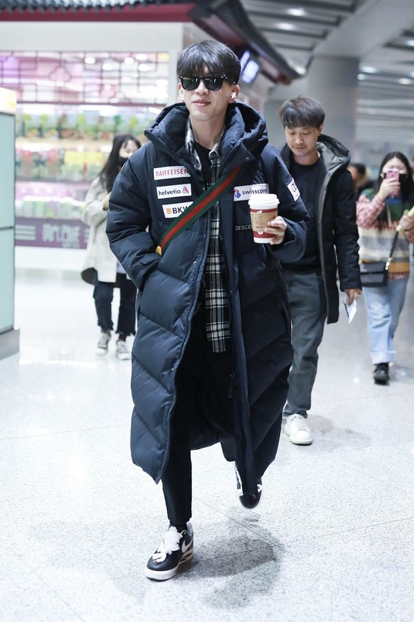 费启鸣上脚后也是选择倒着系鞋带的方式,真是紧跟时尚潮流呀!