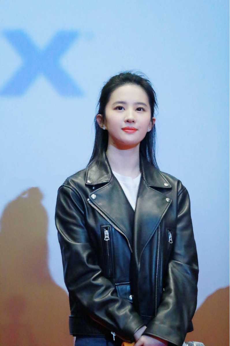 原创刘亦菲颜值就是高!皮衣搭配牛仔裤简约大气,扎半丸子头甜美俏皮
