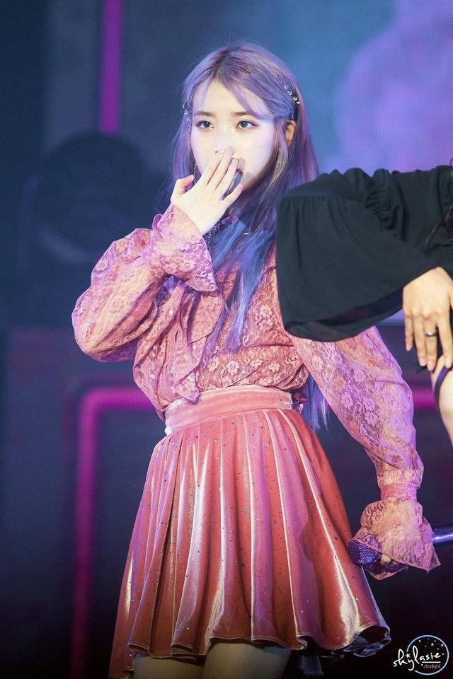 原创iu李知恩二次元美少女在人间蓝发配紫衣美得清纯可人