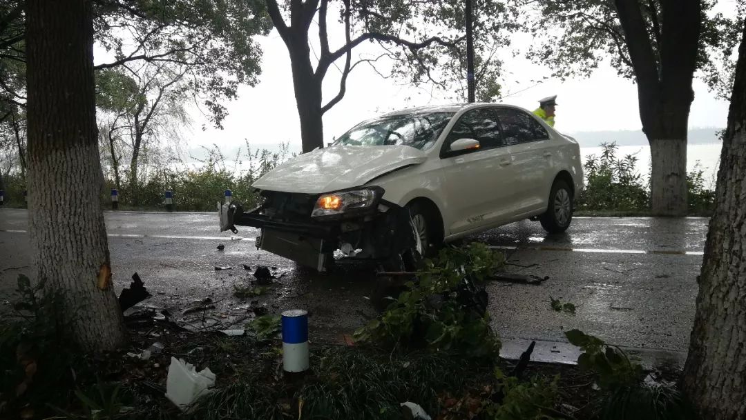 常熟车主雨天"神走位",车头被撞毁!本周双休雨水降临,开车的朋友小心