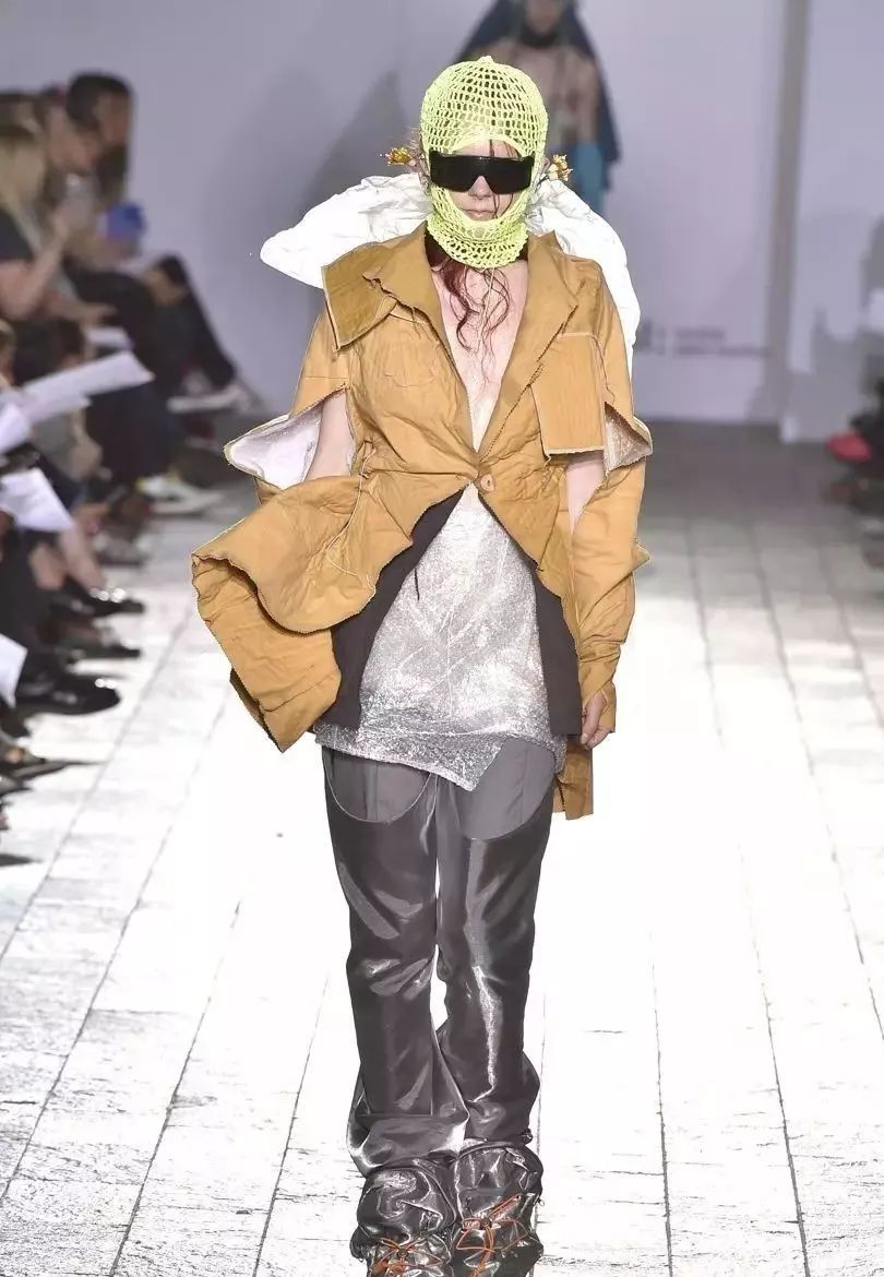 圣马丁设计师用杜邦纸,锡箔打造末日降落的科幻时装风!