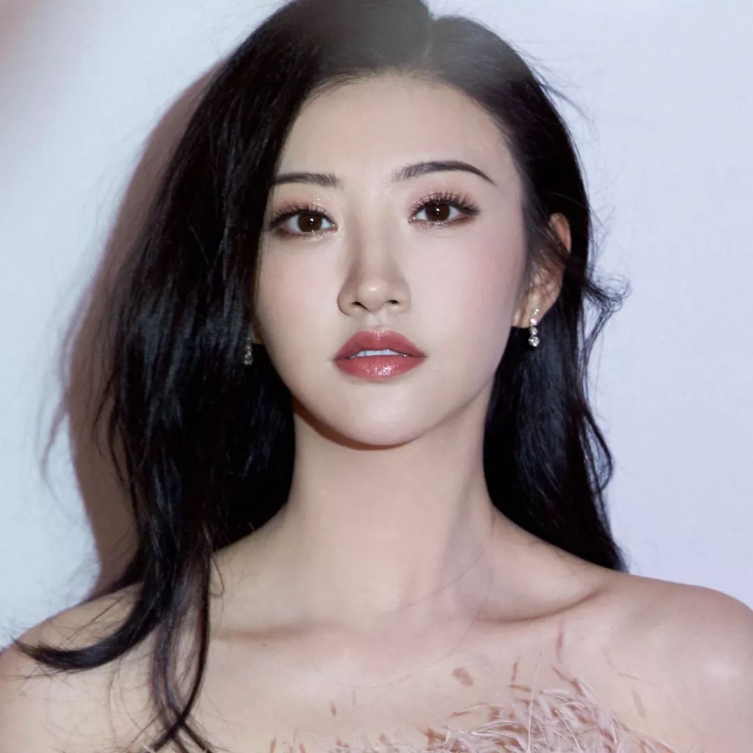 来源@景甜studio来近距离看看妆容,是不是立马想去给自己刮个眉毛呢?