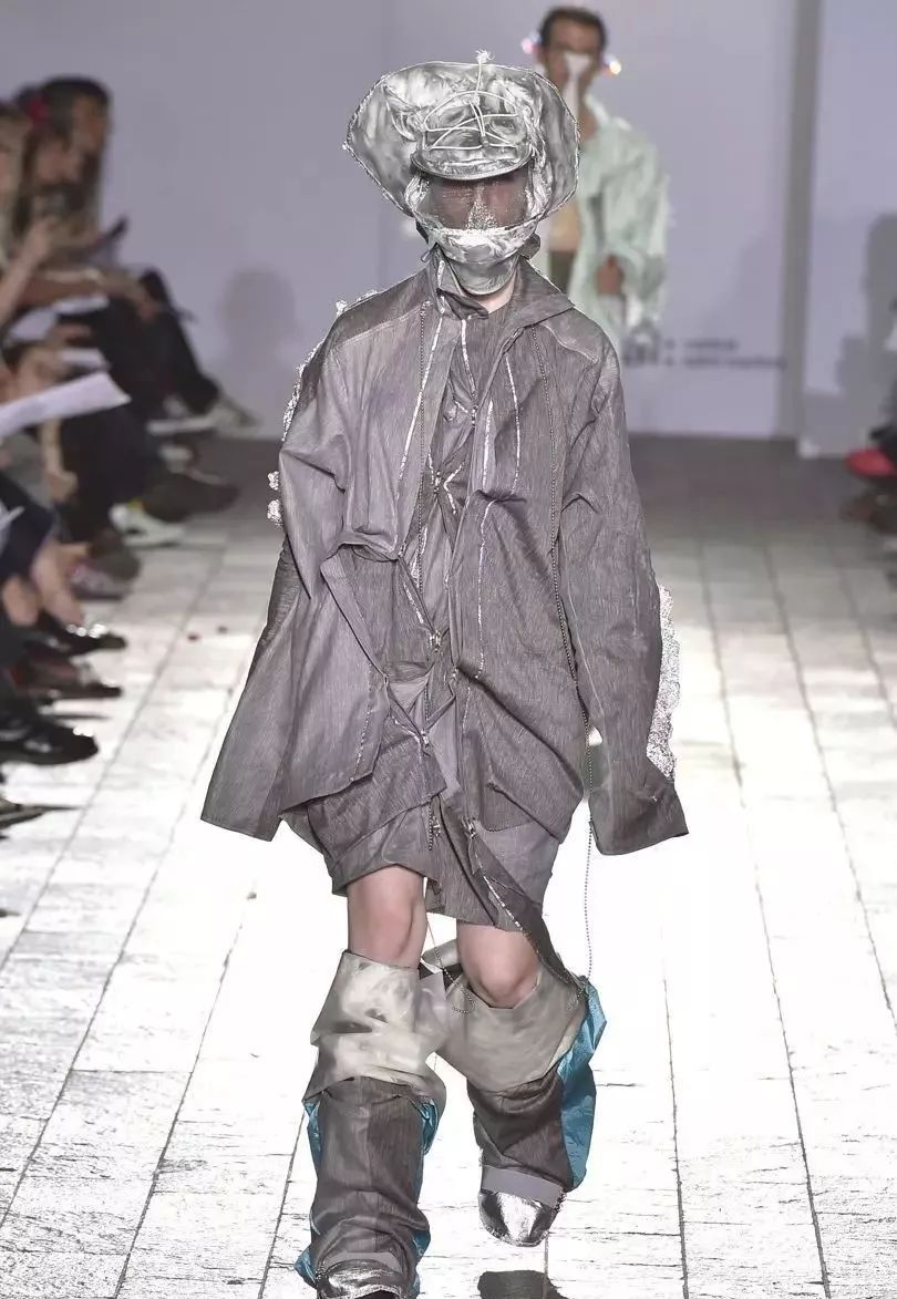 圣马丁设计师用杜邦纸,锡箔打造末日降落的科幻时装风!