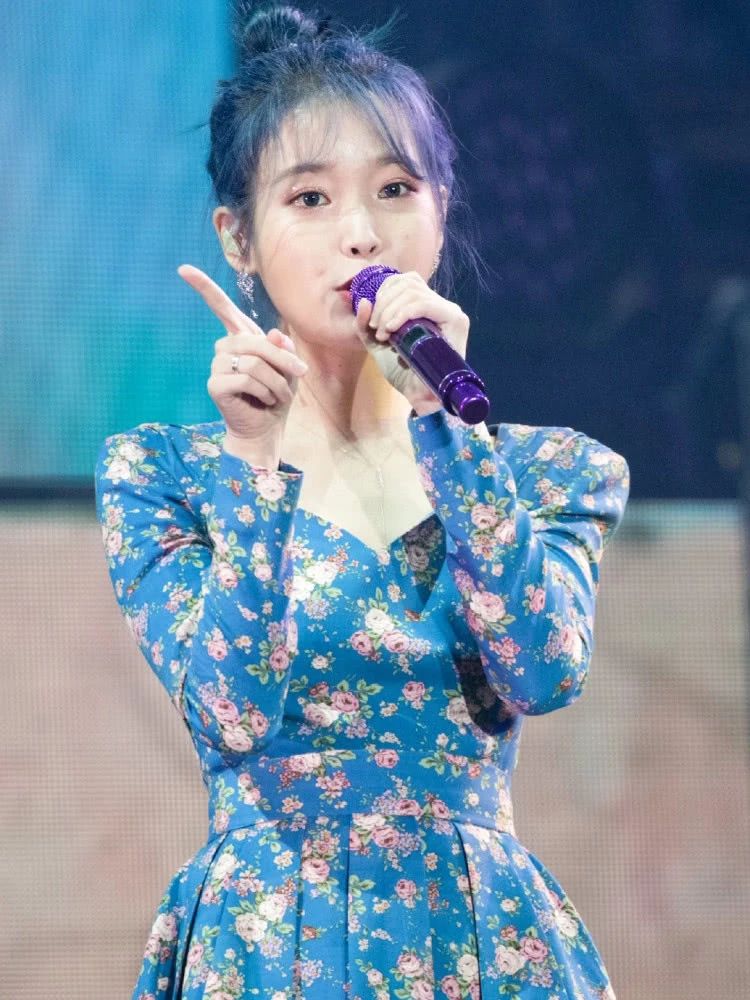 跟iu学配搭:穿上碎花裙,谁还不是小仙女呢!
