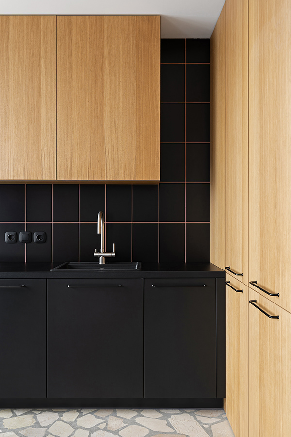 65平刚需房,敲掉非承重墙扩充空间,玻璃材质的柜门,新颖又实用