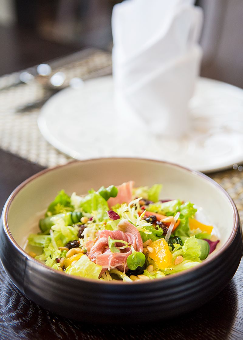 烤坚果花园蔬菜沙拉烟熏三文鱼法式面包搭配三种特制面包酱前方高能