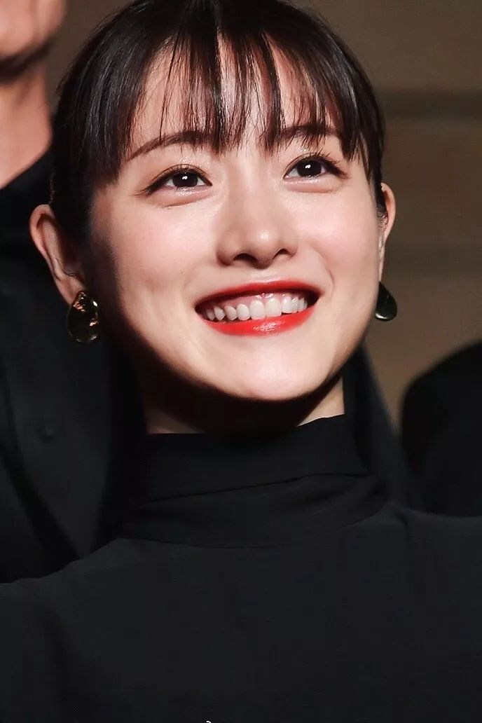 38岁石原里美又上热搜,原来神颜三分靠底子,七分靠这个