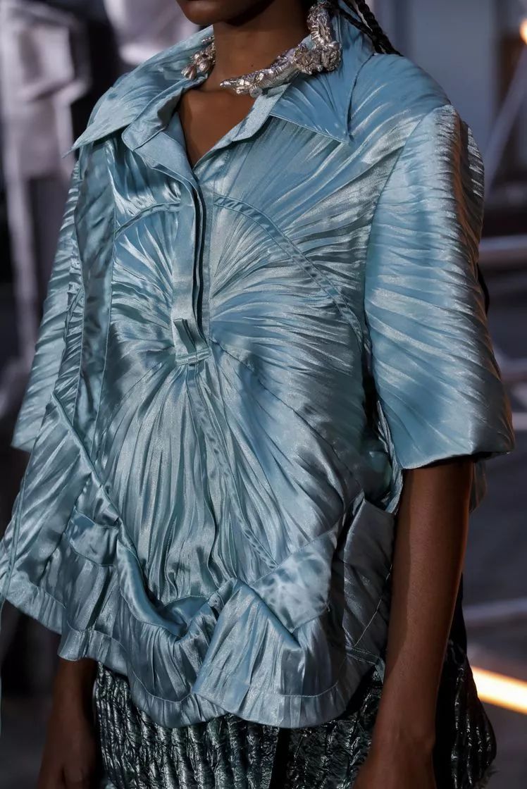 圣马丁设计师用杜邦纸,锡箔打造末日降落的科幻时装风!