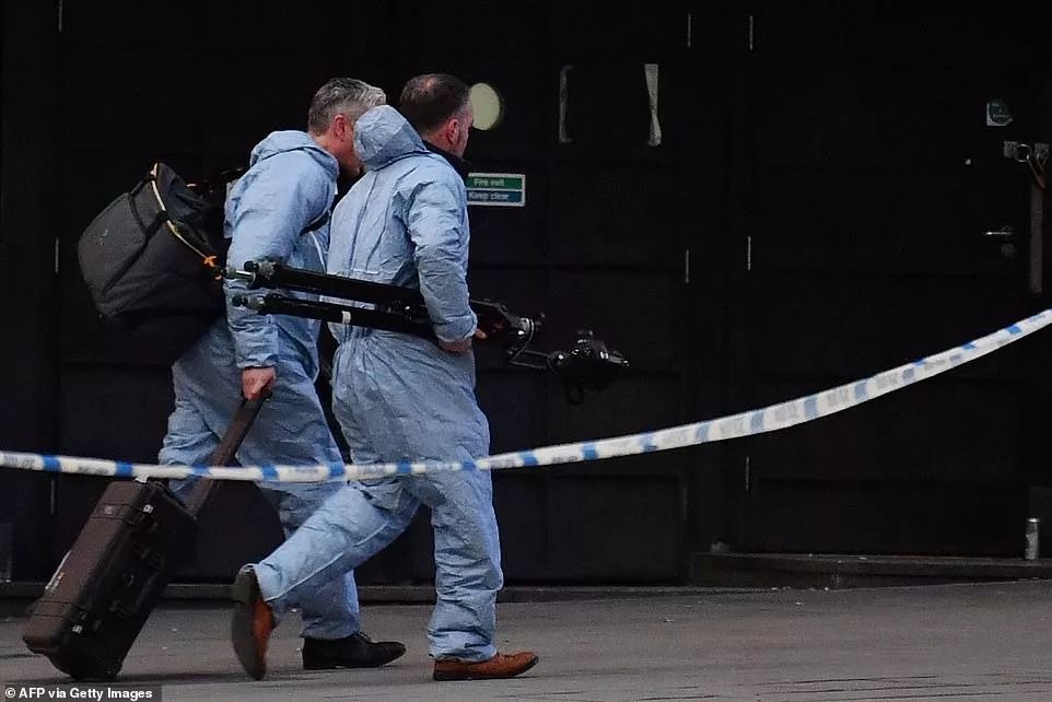 突发!伦敦惊爆恐袭,身绑加炸弹,随机斩人画面血腥,2死8伤