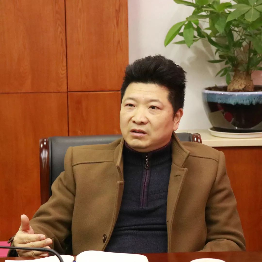 党委书记崔泽文介绍学校德育工作座谈会上,校长向雄海介绍学校发展