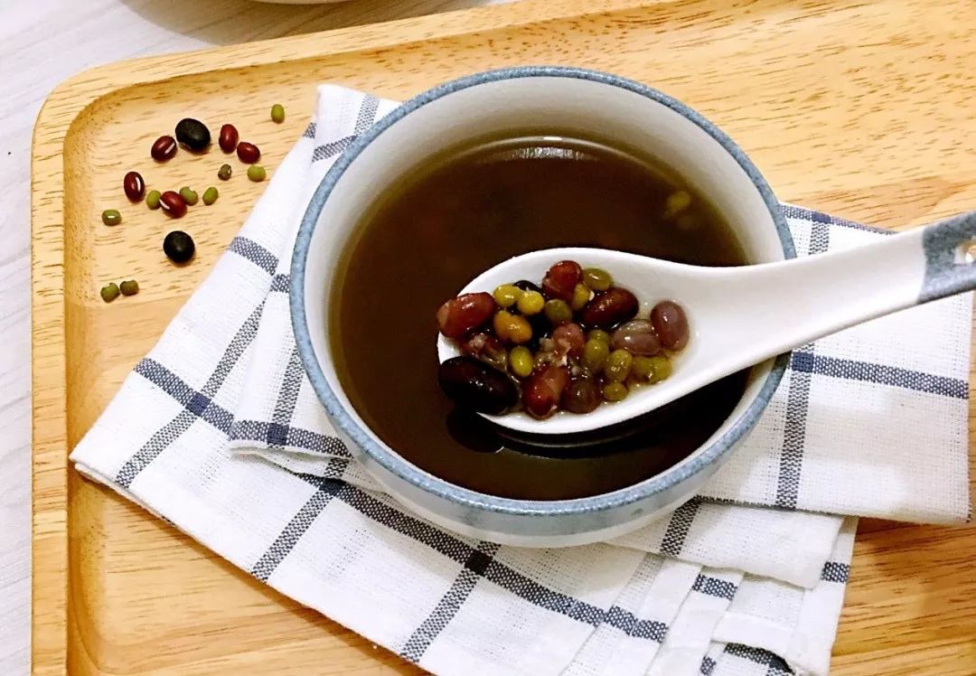 三豆汤一周可以喝两次,不宜天天饮用,三伏期间喝最好,三豆汤中的黑豆