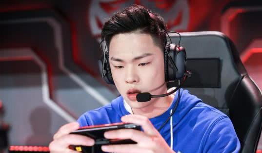 小怪兽是estar的一名替补队员,最早是辗转于次级联赛