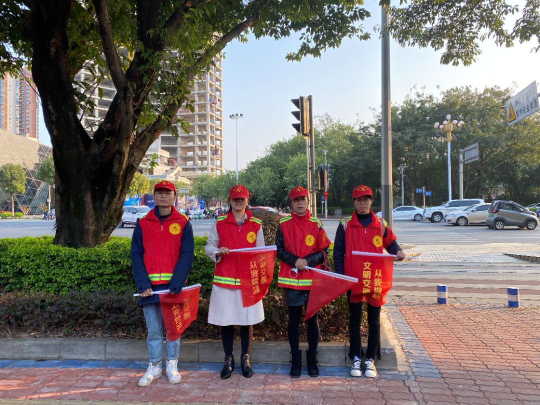 助力创城,我们踏上征程!柳州1000多人走上街开展文明交通劝导活动