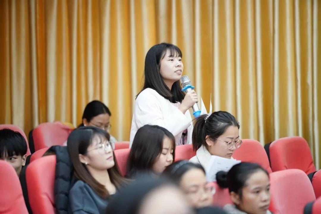 玉洞小学一年级语文老师陈雨霞"上课的时候老师讲的根据不同的语境来