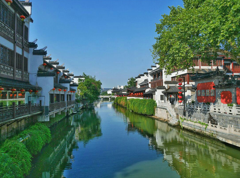 秦淮河是长江条支流,千百年来,哺育着古城南京,"锦锈十里春风来,千门