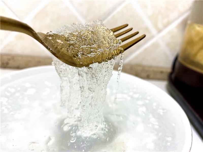 原创女人冬季多喝桃胶银耳汤,清甜暖胃滋补养颜,每天一碗,素颜也美