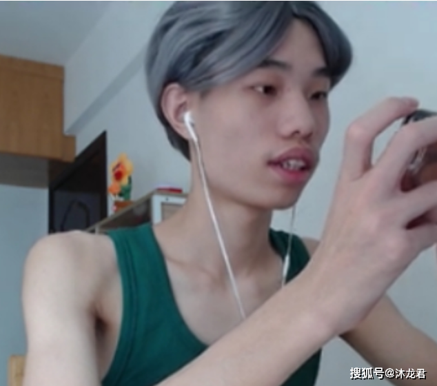 和平精英:虎牙鲨鱼哟王牌二星冲四排榜,一晚上淘汰1600人!