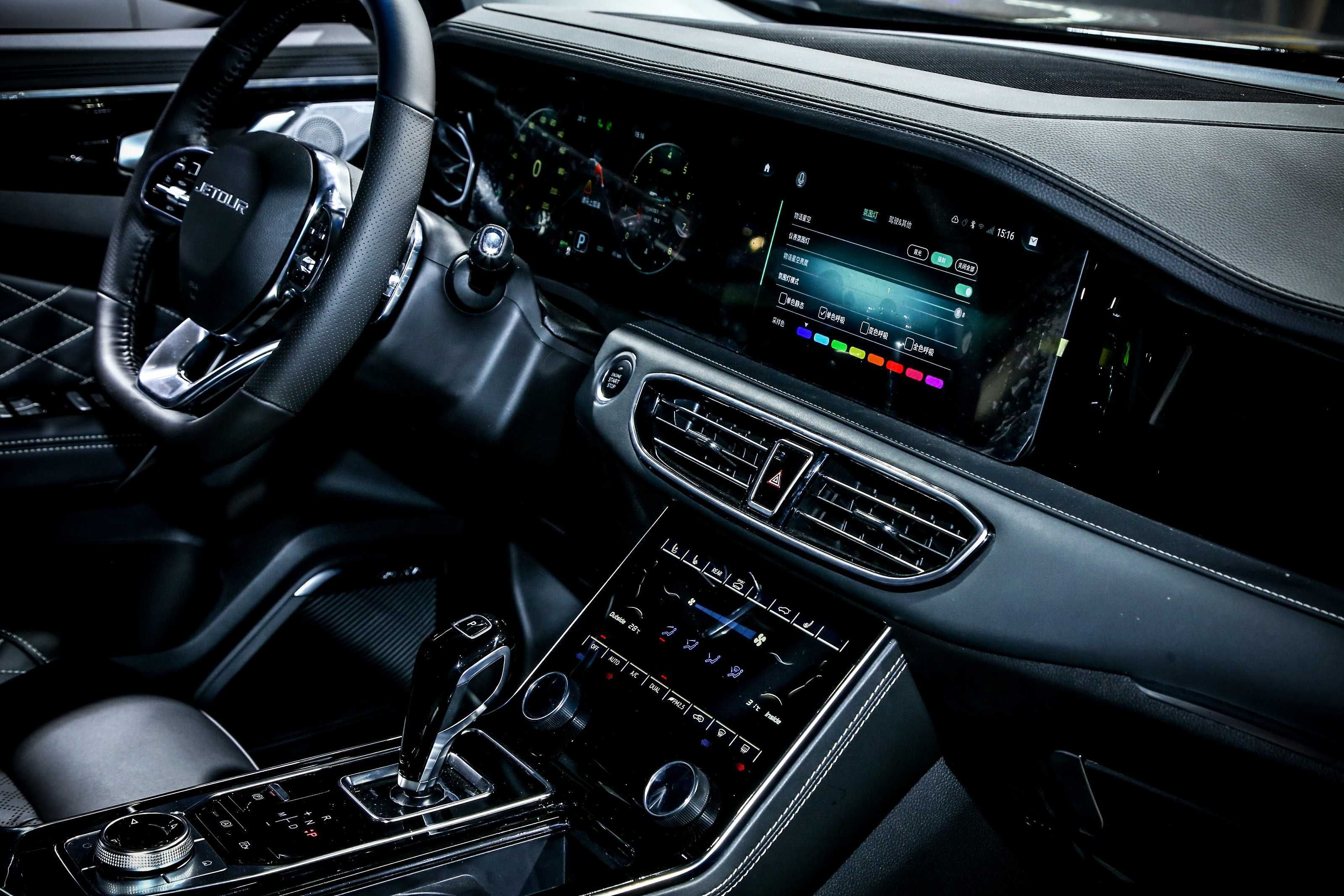 内饰方面,捷途x95的设计很简洁,时尚,整体内饰做到了这个价位不错的