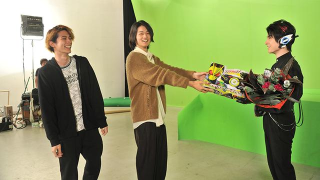 假面骑士01嘟嘟鸟演员收花图公开 灭亡迅雷:来世必定成为新骑士_松村